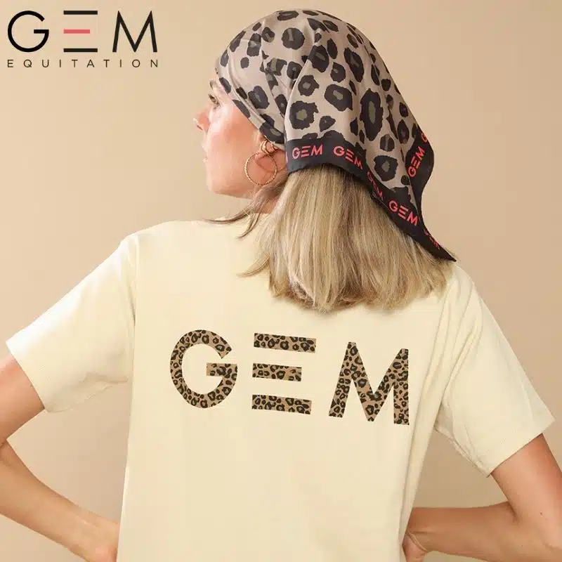 foulard GEM léopard porté en fichu sur la tête