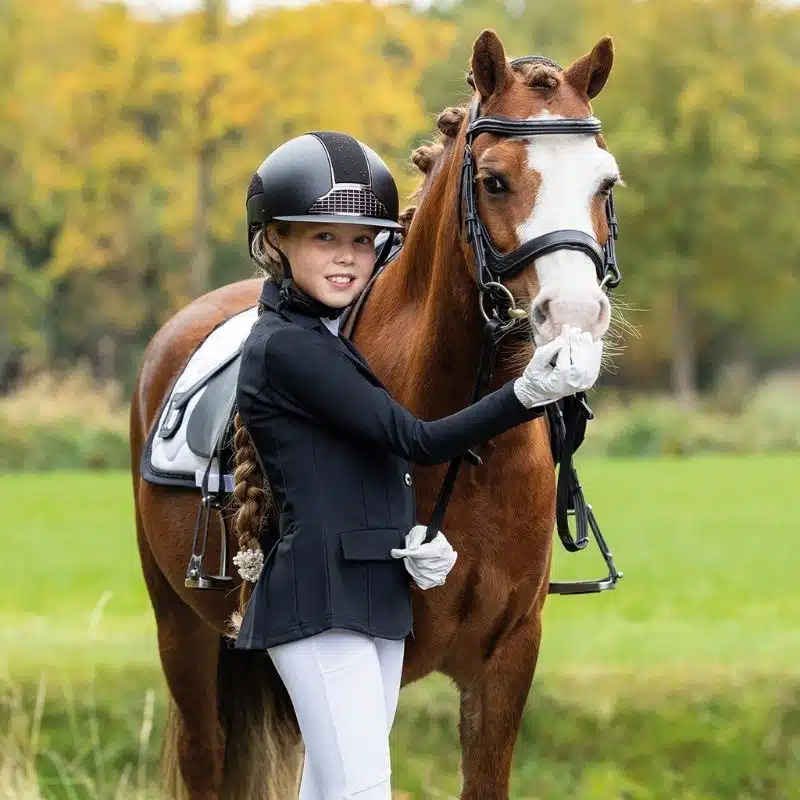 Veste de concours junior QHP Amilara portée par une jeune cavalière