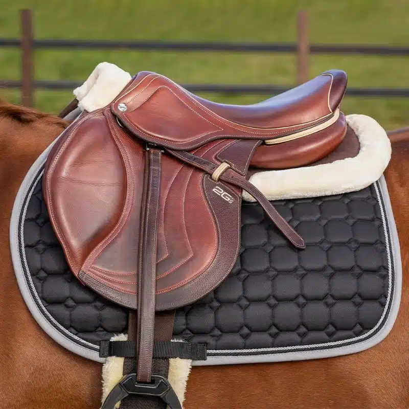 Positionnement amortisseur mousse mémoire Ontario QHP entre tapis et selle