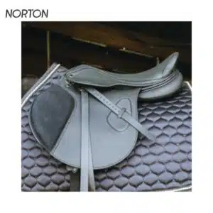 Selle NORTON EK Clarino Jump noir sur cheval Selle Norton EK-Clarino Jump noir portée par un cheval
