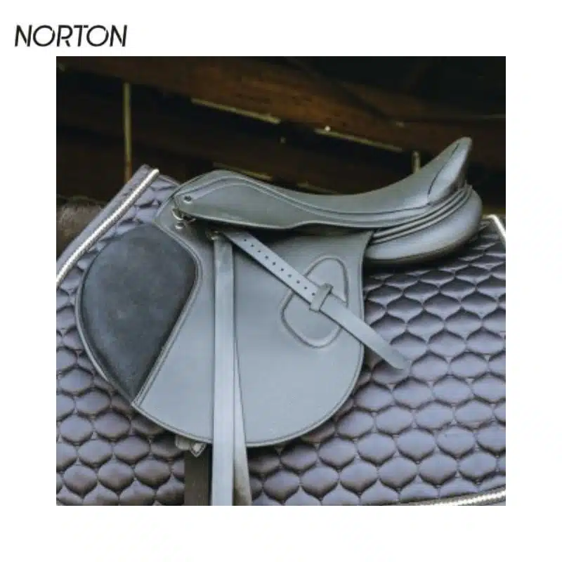 Selle Norton EK-Clarino Jump noir portée par un cheval
