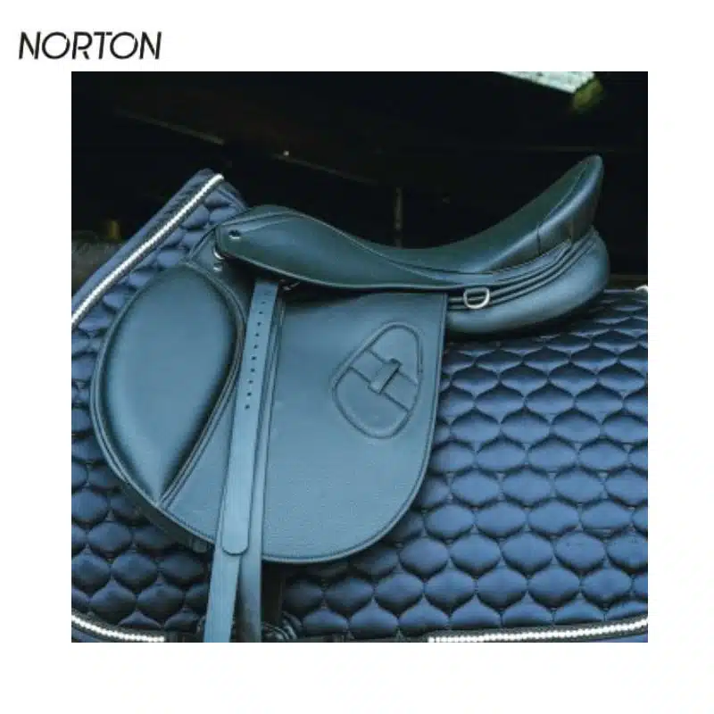 Selle NORTON EK Clarino Mixte noir sur cheval