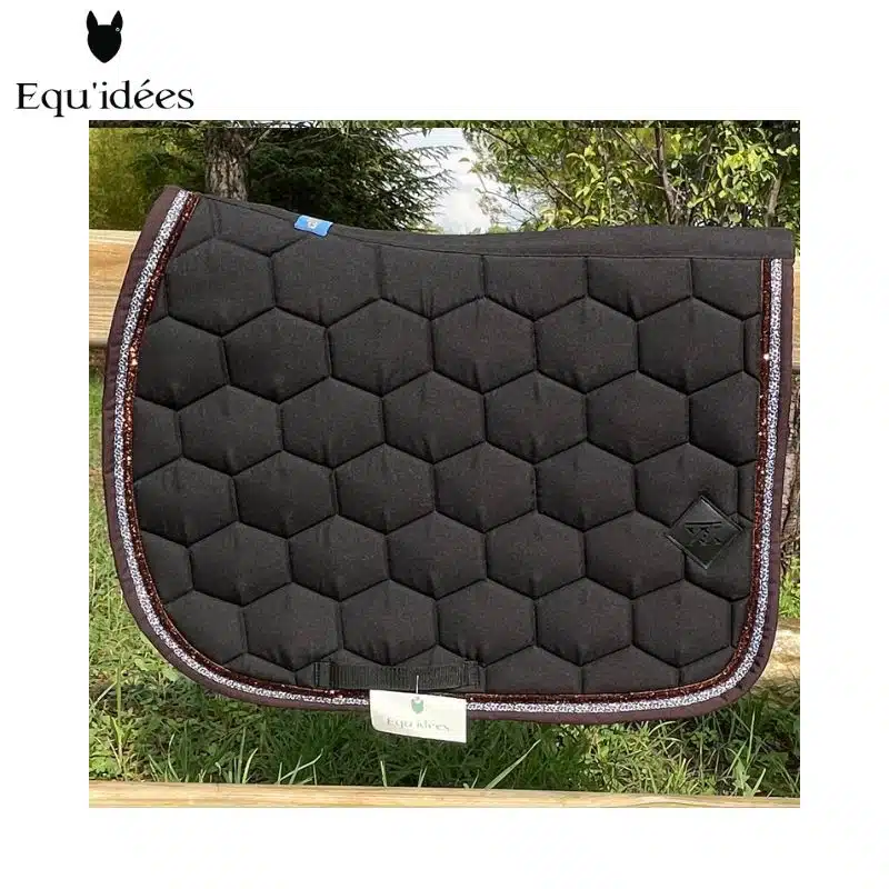 Tapis Love Léo Oxxer noir chocolat Tapis Love Léo Oxxer noir et chocolat avec galon léopard.