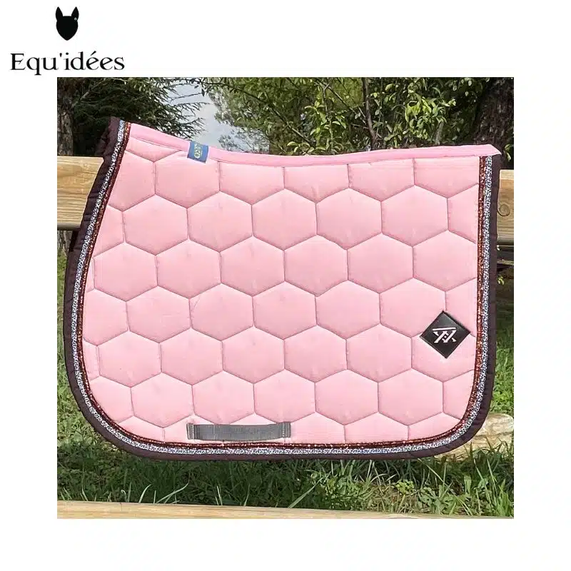 Tapis Love Léo Oxxer rose pâle chocolat Tapis Love Léo Oxxer rose pâle et chocolat avec galon léopard.