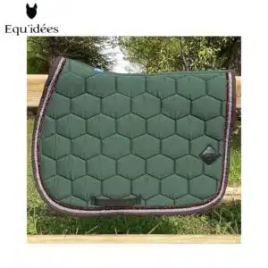 Tapis Love Léo Oxxer vert forêt chocolat Tapis Love Léo Oxxer vert forêt et chocolat avec galon léopard.