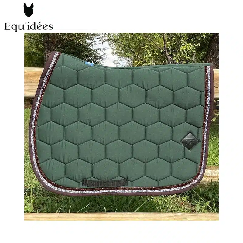 Tapis Love Léo Oxxer vert forêt chocolat Tapis Love Léo Oxxer vert forêt et chocolat avec galon léopard.