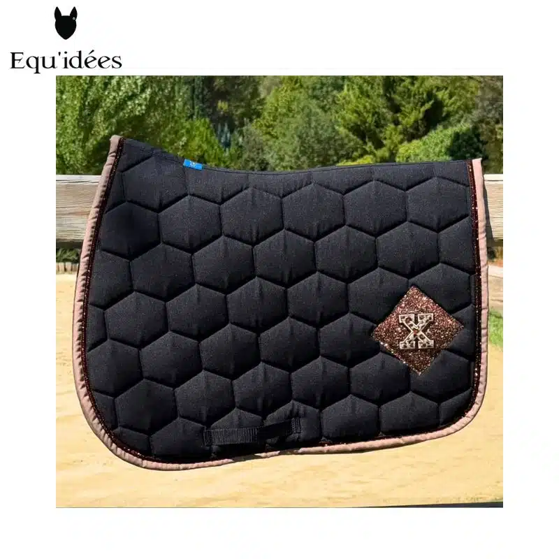 Tapis X Léo Oxxer noir beige Série limitée Automne 2026 Tapis X Léo Oxxer noir beige paillettes chocolat
