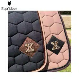 Tapis X Léo Oxxer noir et beige Automne 2026 Détail logo Oxxer fausse fourrure léopard tapis X Léo