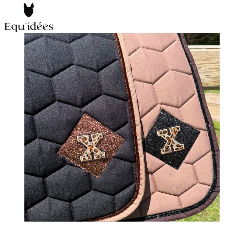 Détail logo Oxxer fausse fourrure léopard tapis X Léo