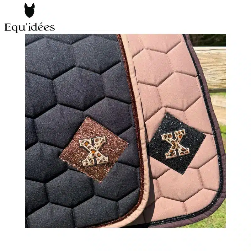 Tapis X Léo Oxxer noir et beige Automne 2026 Détail logo Oxxer fausse fourrure léopard tapis X Léo