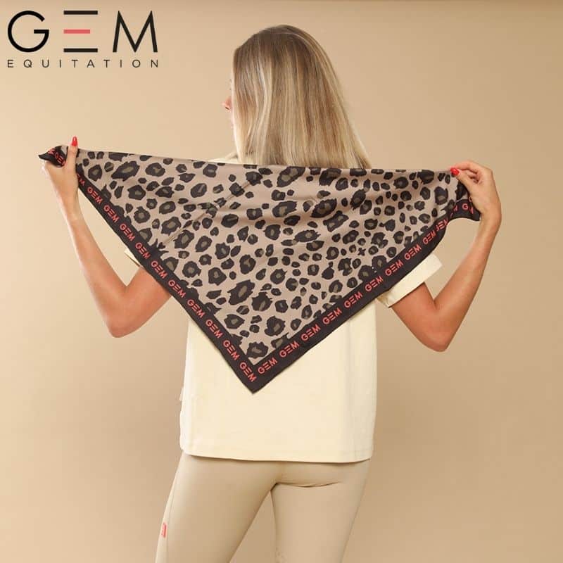 look GEM léopard tee-shirt Éclair Beige et au pantalon John beige