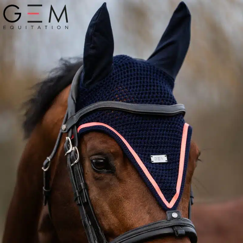 gem-bonnet-TEN-long-marine-corail-porté-sur-un-cheval
