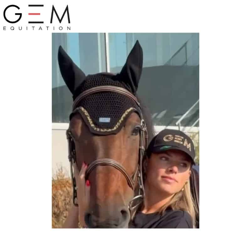 Bonnet court GEM TEN Noir Léopard Automne 2026 sur cheval
