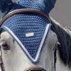 Photo montrant un cheval sellé qui porte le nouveau Bonnet long GEM TEN stormy Automne 2026 photo en détail d'un cheval sellé qui porte le nouveau Bonnet long GEM TEN stormy Automne 2026