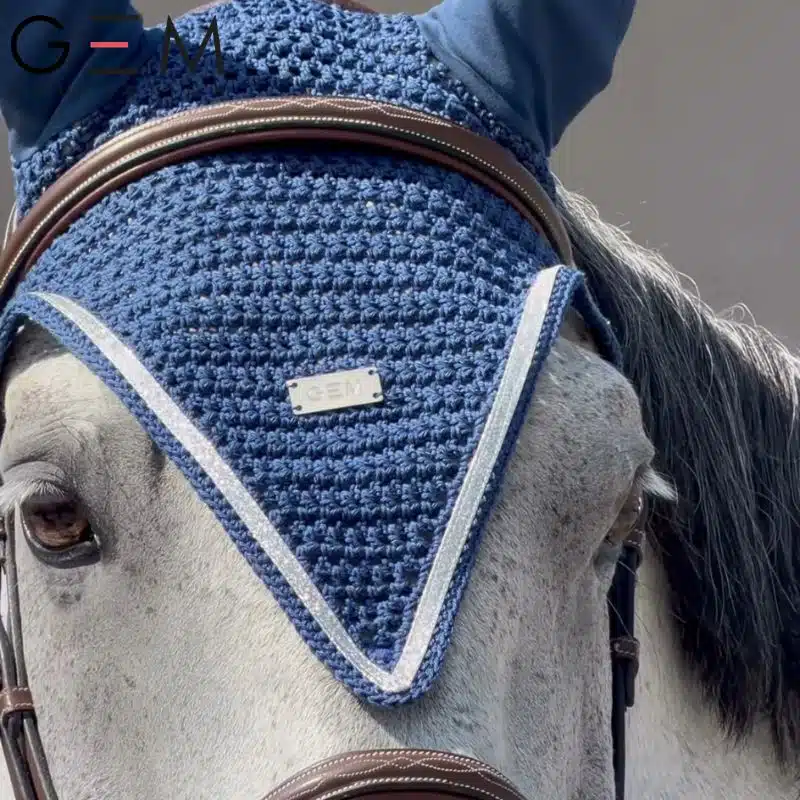 Photo montrant un cheval sellé qui porte le nouveau Bonnet long GEM TEN stormy Automne 2026 photo en détail d'un cheval sellé qui porte le nouveau Bonnet long GEM TEN stormy Automne 2026