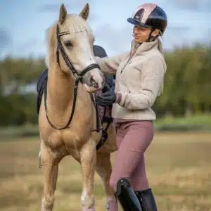 Montar – cavalier et cheval au quotidien Cavalier portant une tenue Montar avec son cheval dans un environnement équestre