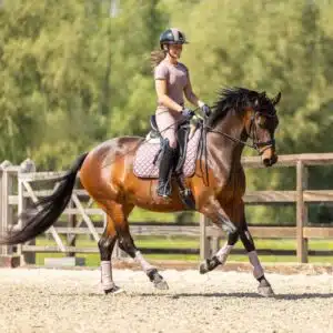 Montar équitation – tenue cavalière entraînement Cavalière portant une tenue Montar pendant une séance d'entraînement à cheval
