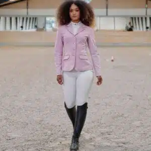 Montar équitation – tenue de concours cavalière Cavalière en tenue de concours Montar avec son cheval