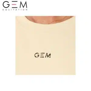 Détail logo avant GEM léopard dur le tee-shirt GEM Éclair beige Automne 2026 logo GEM léopard poitrine tee-shirt Éclair beige