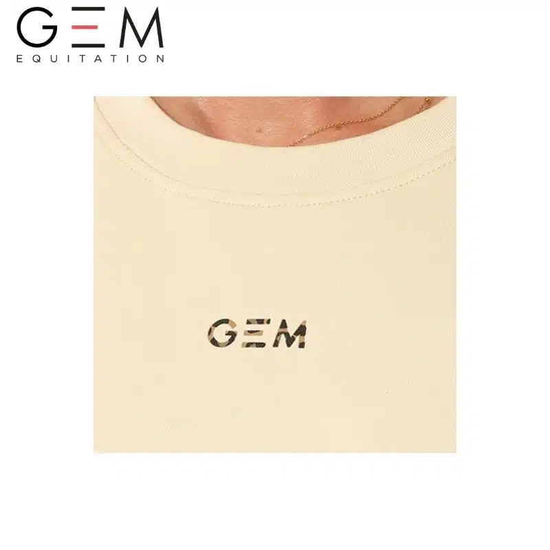 Détail logo avant GEM léopard dur le tee-shirt GEM Éclair beige Automne 2026 logo GEM léopard poitrine tee-shirt Éclair beige