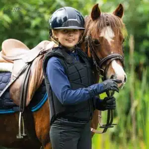 Gilet de cross Level 3 junior noir QHP porté par une cavalière Gilet protection de cross QHP beta niveau 3 porté par un jeune cavalier