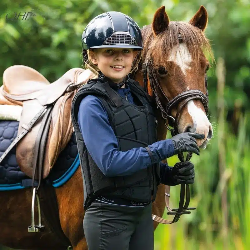 Gilet protection de cross QHP beta niveau 3 porté par un jeune cavalier