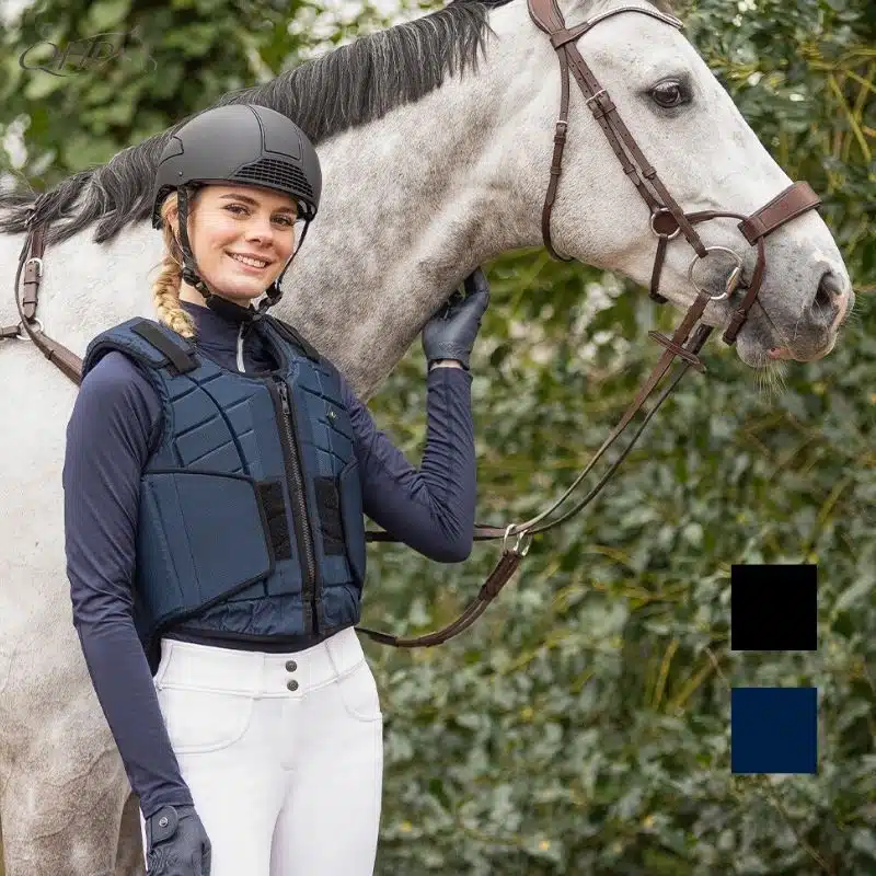 Gilet de cross Level 3 marine QHP porté par une cavalière de concours Gilet de cross marine niveau 3 QHP pour cavalier en tenue de concours