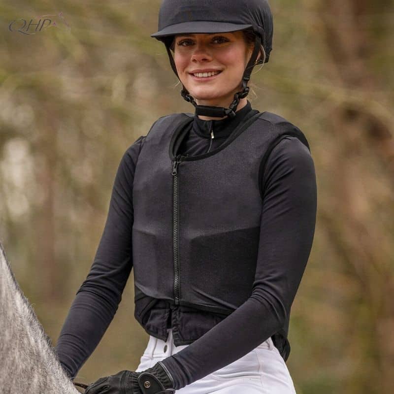 Housse glitter sur gilet de protection QHP porté par une cavalière