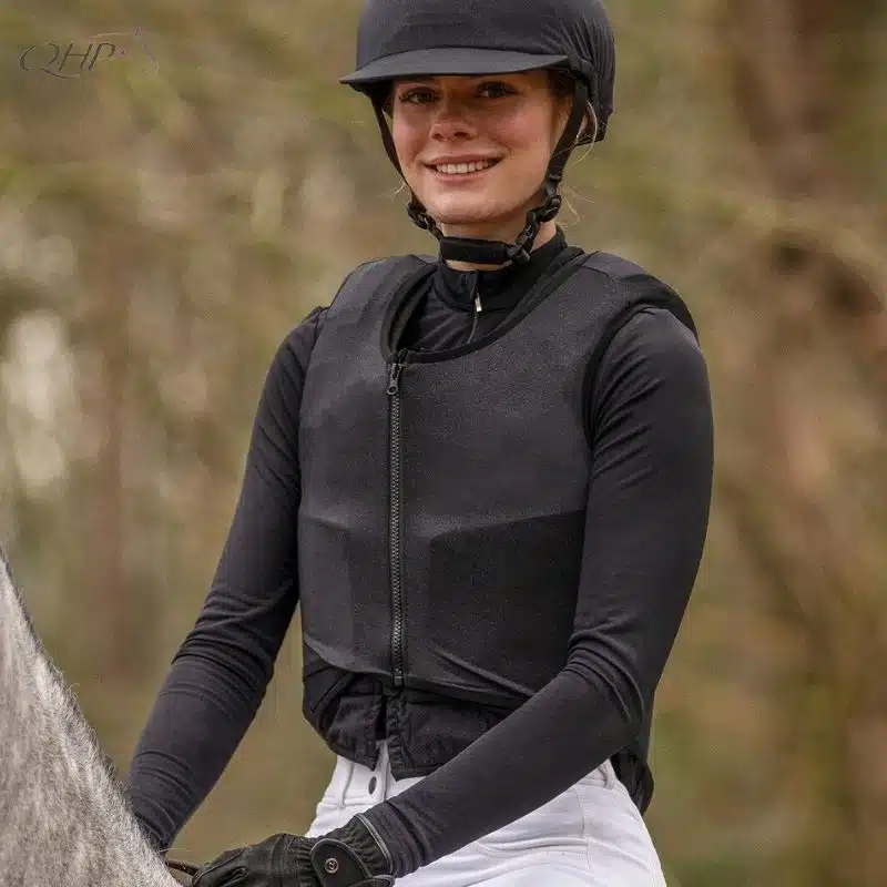 Housse glitter sur gilet de protection QHP porté par une cavalière