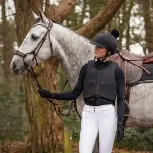Protection gilet de cross Beta 3 QHP porté par un enfant en tenue de concours Housse glitter sur gilet de protection QHP porté par une cavalière en tenue de concours
