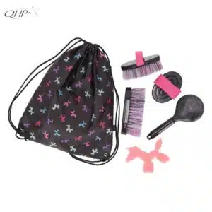 Set de pansage Isalyn QHP avec sac à dos licorne Automne Hiver 2026 2027 Set de pansage Isalyn QHP collection limitée avec détail du sac et des différentes brosses et éponge