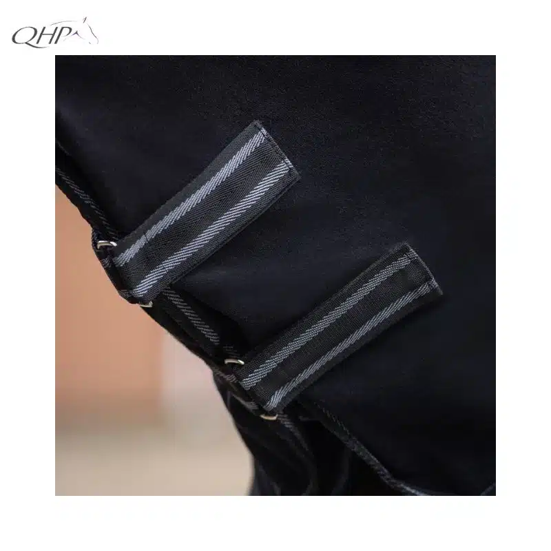Focus sur les fermetures velcros du cou se la Chemise polaire QHP Terry-Dry double fermeture avant