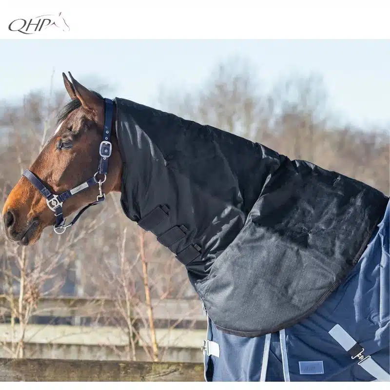 Couvre-cou QHP 200 g fixé sur couverture cheval