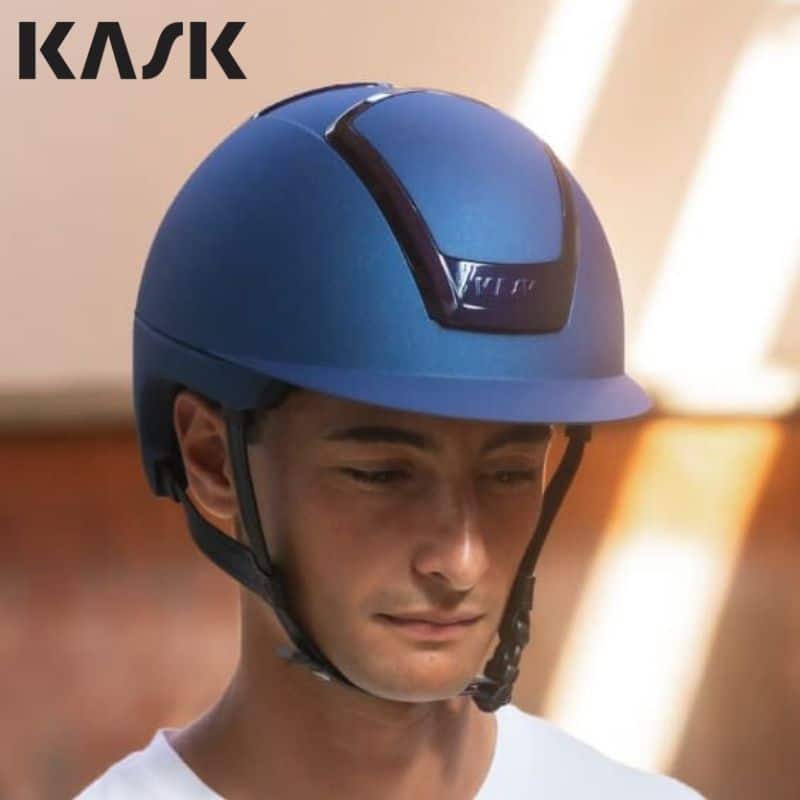Cavalier à l’entraînement portant un casque KASK Nemesi Cobalt Blue mat