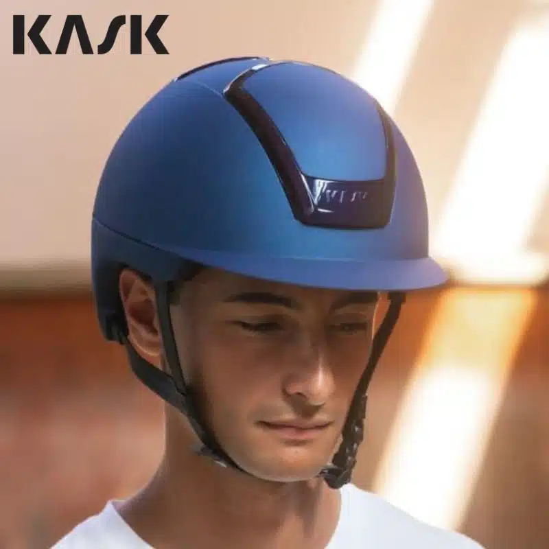 Cavalier à l’entraînement portant un casque KASK Nemesi Cobalt Blue mat
