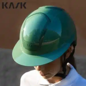 Cavalière en tenue de concours portant un KASK Nemesi Wide Peak Mint Green shiny