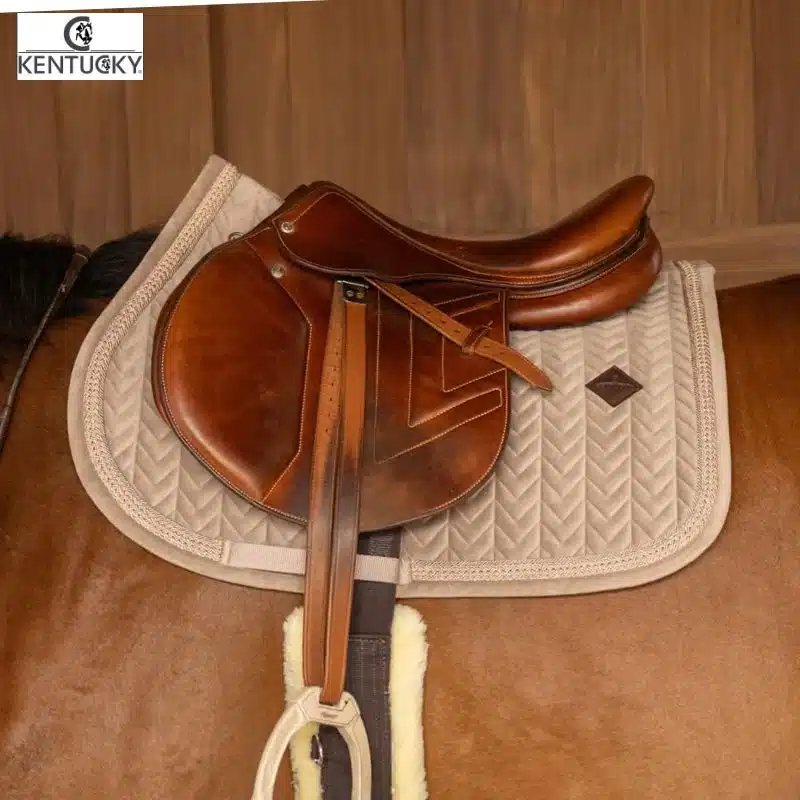 Tapis de selle Kentucky Velvet Fishbone sur cheval