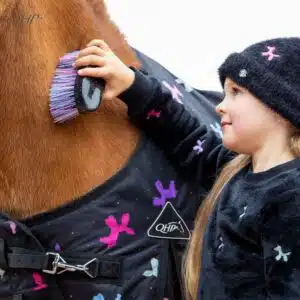 mise en situation du Set de pansage Isalyn QHP brosse bouchon mise en situation du Set de pansage Isalyn QHP utilisée par une toute jeune cavalière
