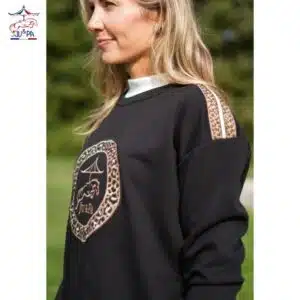 vue de profil du Sweat Leopard Ju et Pa avec détails léopard gros logo avant et épaules