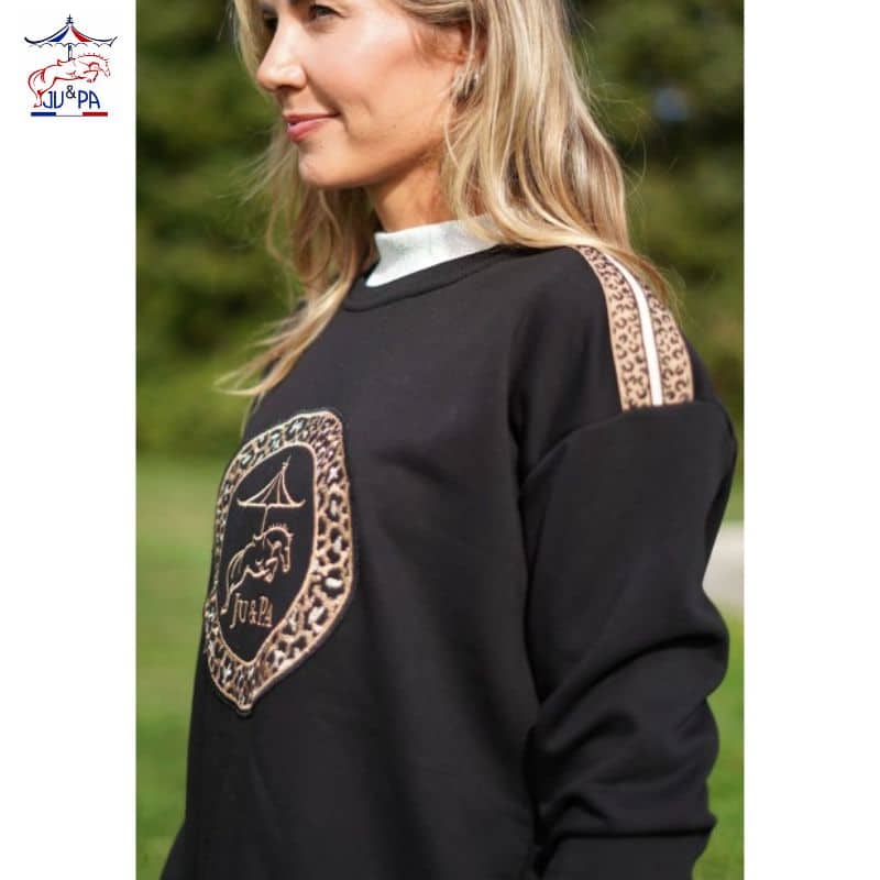 vue de profil du Sweat Leopard Ju et Pa avec détails léopard gros logo avant et épaules