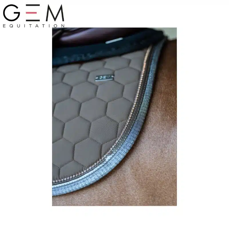 détail des strass et de la bordure pailletée du tapis atlas Brownie gem équitation Édition limité automne 2026