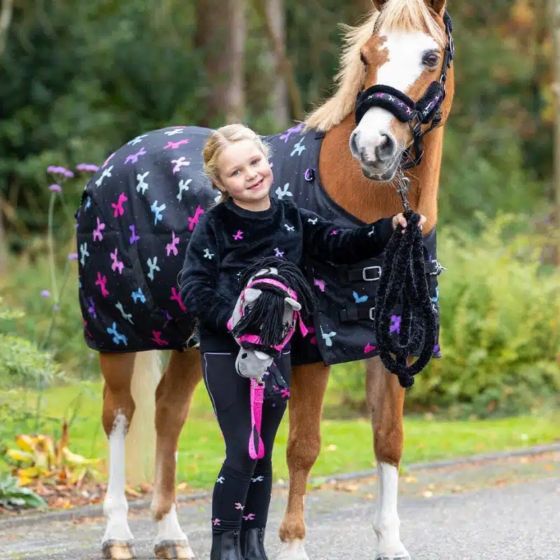 vus globale de la collection Isalyn QHP 600D noire licorne avec poney et jeune cavalière relookés vus globale de la collection Isalyn QHP 600D noire licorne avec poney et jeune cavalière relookés