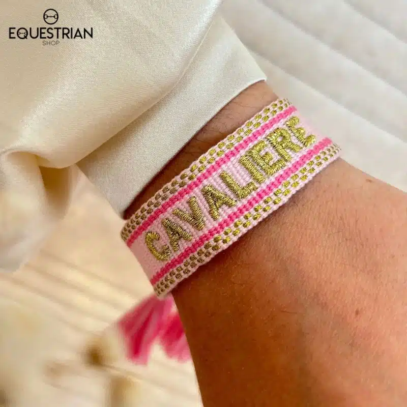 Bracelet Cavalière rose EQUESTRIAN SHOP avec broderie dorée porté au poignet