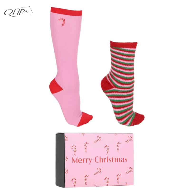 Coffret cadeau fermé avec deux paires de chaussettes fluffy Merry Christmas aux motifs de Noël