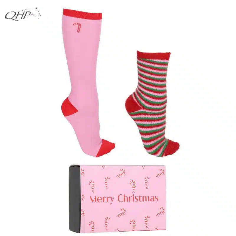 Coffret cadeau fermé avec deux paires de chaussettes fluffy Merry Christmas aux motifs de Noël