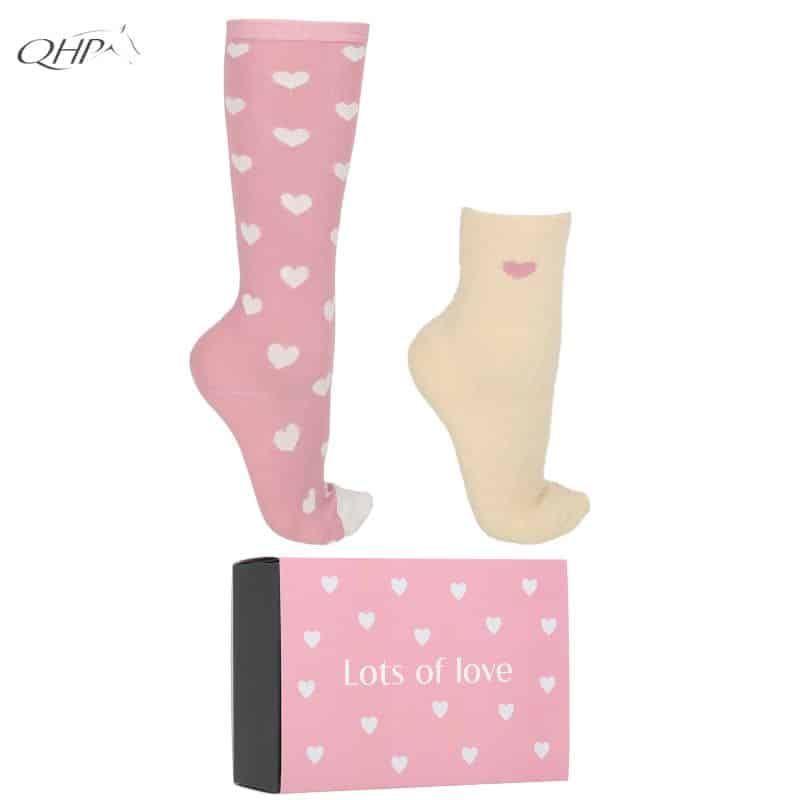 Coffret fermé avec deux paires de chaussettes fluffy, une paire rose poudré à cœurs et une paire écru avec cœur rose sur le côté