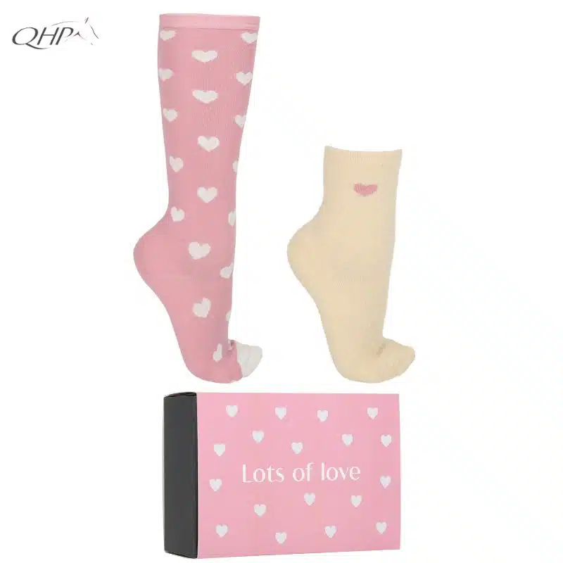 Coffret fermé avec deux paires de chaussettes fluffy, une paire rose poudré à cœurs et une paire écru avec cœur rose sur le côté