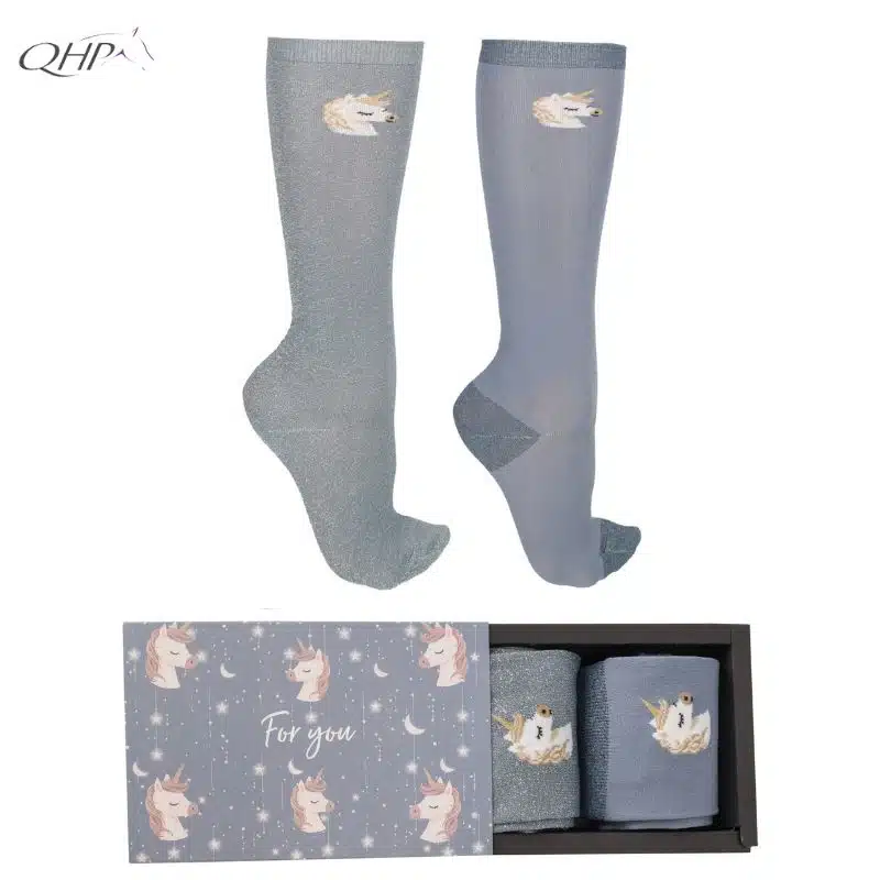 Coffret semi-ouvert de chaussettes d’équitation For You licorne pailletées, avec chaussettes enroulées et vue de profil sur le logo