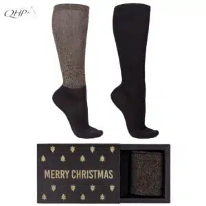 Coffret cadeau Merry Christmas QHP avec deux chaussettes d’équitation pailletées de profil Coffret Merry Christmas QHP accompagné de deux chaussettes d’équitation noires pailletées présentées de profil