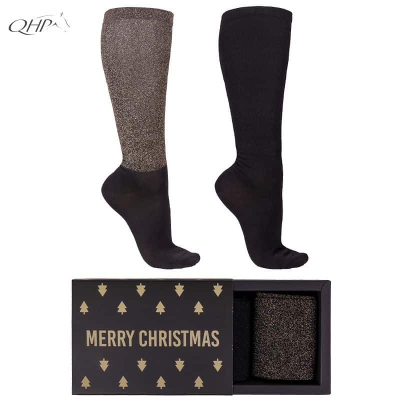 Coffret Merry Christmas QHP accompagné de deux chaussettes d’équitation noires pailletées présentées de profil